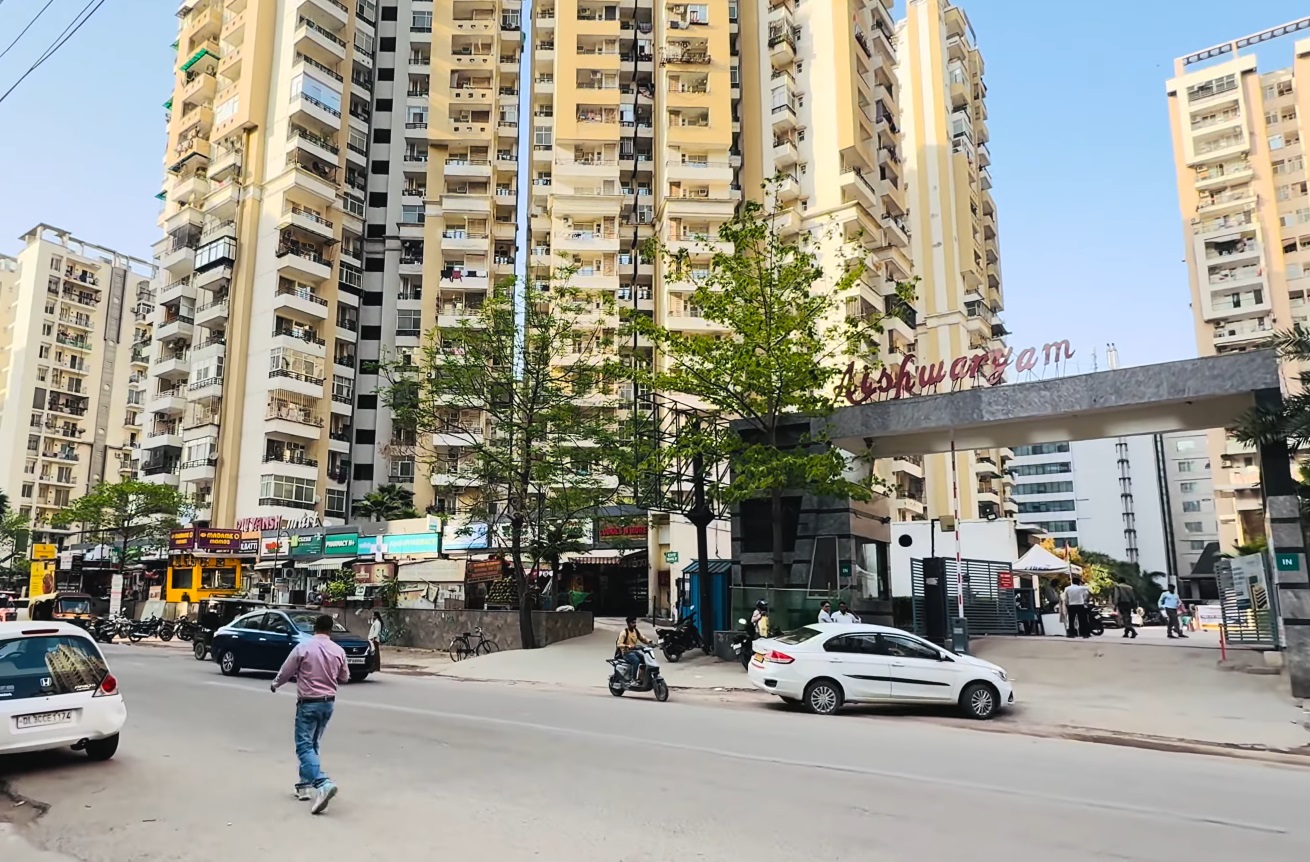 Gaur City 7th Avenue Resale 2/3 BHK Ready to Move Apartments Banner