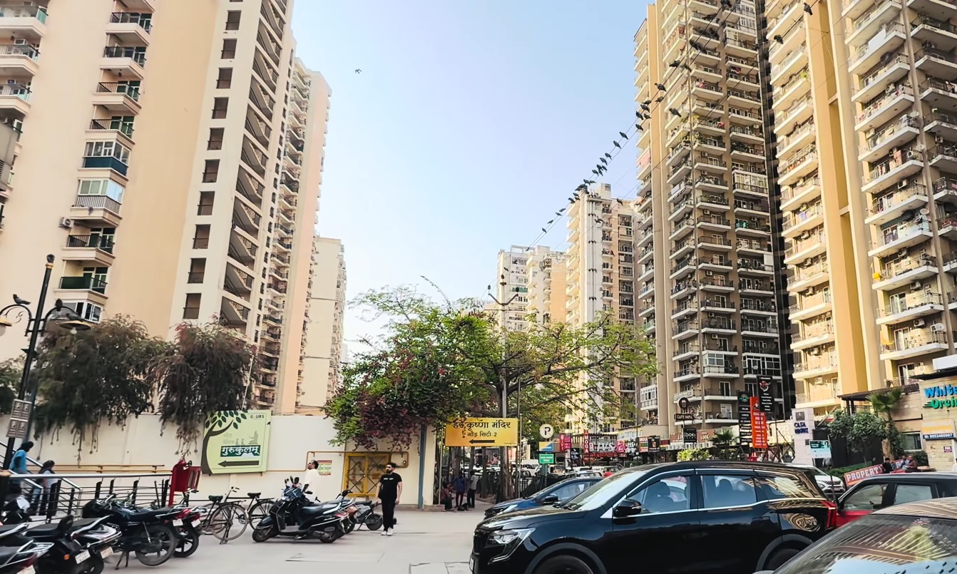 Gaur City 7th Avenue Resale 2/3 BHK Ready to Move Apartments